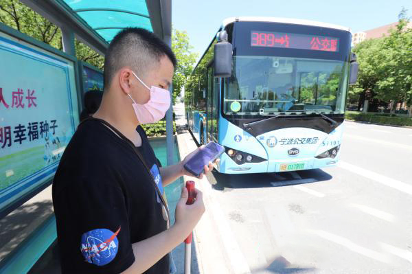 Pirmasis autobusas gidas Ningbo yra skirtas silpnaregiams
