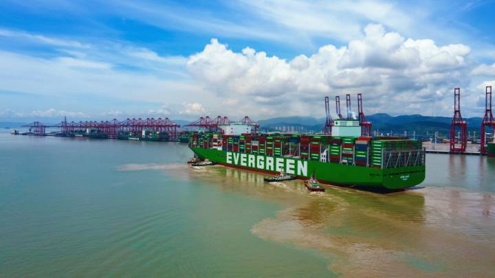 Ningbo Zhoushan uostas jungiasi su didžiausiu pasaulyje konteinerių laivu Changyi