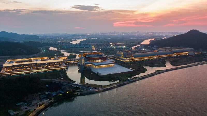 Užsidega Ningbo tarptautinis konferencijų centras